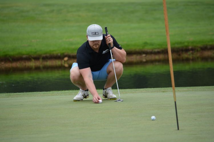 DSC_0415 golfer crouches inspect ball