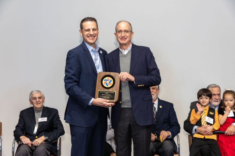 Marshall Einhorn gives MOH plaque to Brian Roberts