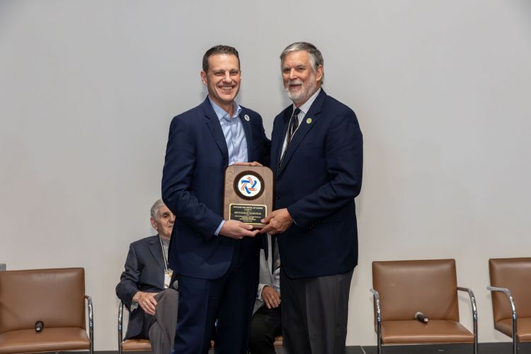 Marshall Einhorn gives MOH plaque to Jed Margolis