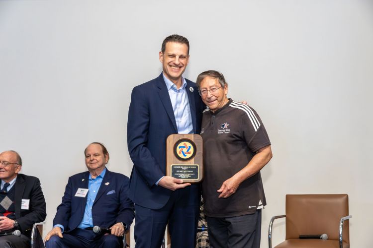 Marshall Einhorn presents MOH plaque to Stuart Weitzman