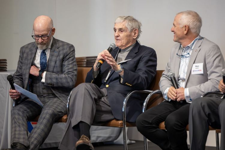 Simon Atlas talks on stage