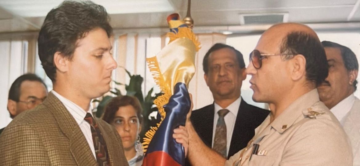 RICKY LANDAU gets flag from the gov to represent Venezuela