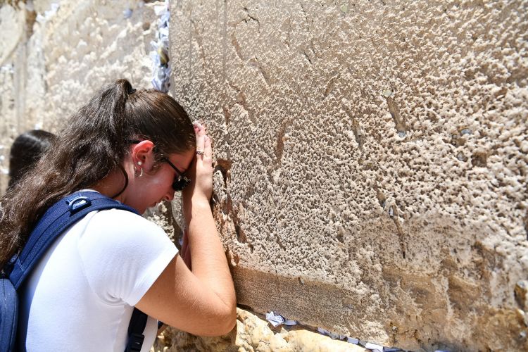 Good MUSA girl praying at Kotel Wall DSC_9036