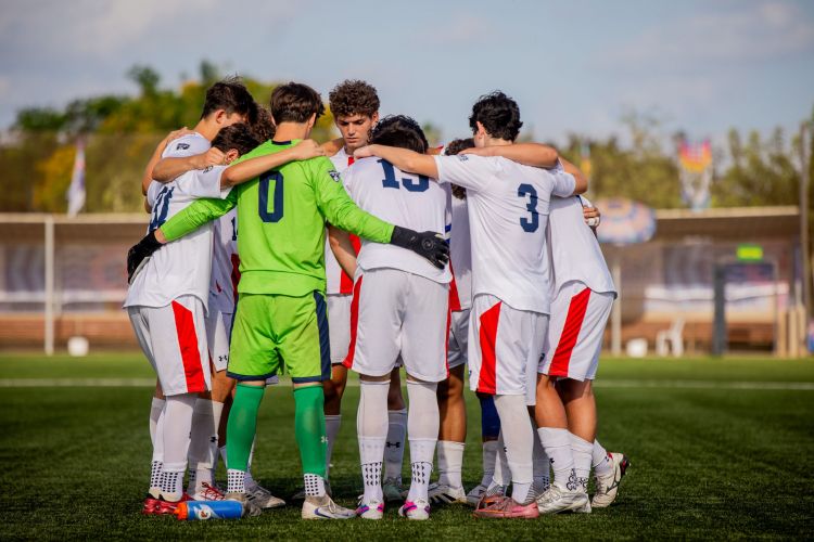 Great U17 Boys' soccer huddle unity 065A8983