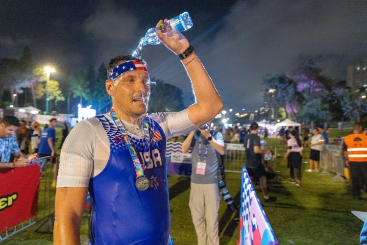 USA runner dumps water over head IMGL2108